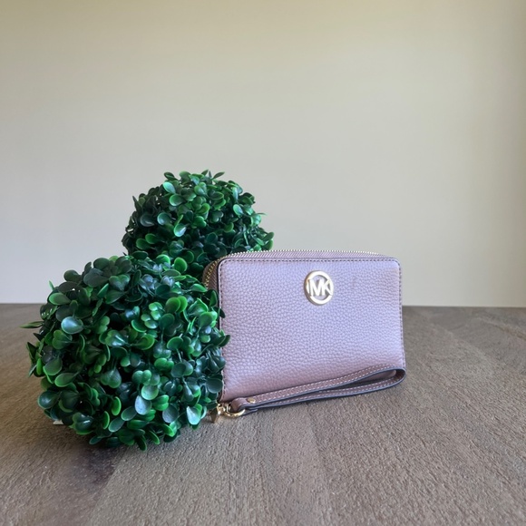 NWT Michael Kors Zip Around Wristlet - Picture 1 of 12